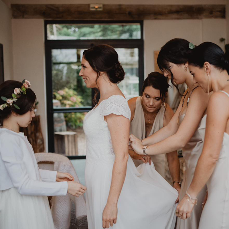 Coiffure de mariage / Crédit Photo : Jordan Dupuy Coiffure de mariage pour la mariée, demoiselles et enfants d'honneur par Steeve Fouqueray en Sarthe et départements limitrophes